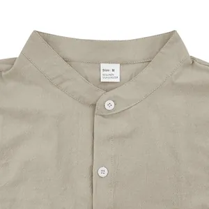 Primer plano del cuello mao y la etiqueta en camisa de lino transpirable para hombre