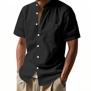 Vista de detalle de una camisa negra de lino con botones blancos y cuello mandarin.