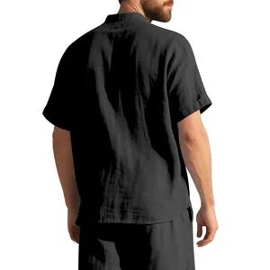 Vista trasera de camisa de lino negro de manga corta para hombre, corte holgado.