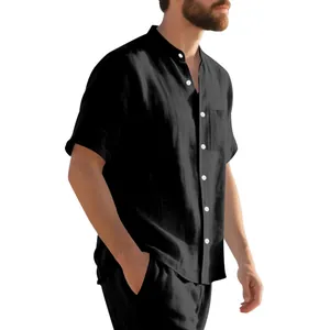 Detalle de camisa negra de lino para hombre con cuello mao y botones blancos de verano.
