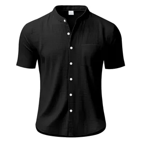 Vista detallada de camisa de lino negro para hombre con cuello mao y un bolsillo frontal