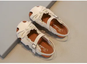 Elegante cremeweiße Kindersandalen mit Schleife und Spitzenbesatz-Detail.