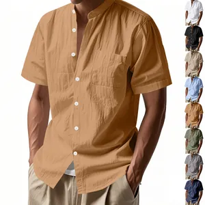 Detalle de camisa de lino de manga corta para hombre con cuello mao y opciones de color