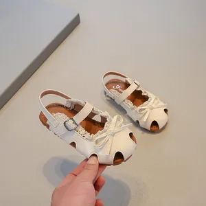 Mädchen geschlossene Sandalen in Creme mit Schleife und Spitze, weiche Prinzessinenschuhe