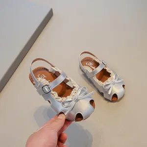 Elegante silberne Mädchen-Sandalen mit Schleife und Spitzenbesatz für den Sommerstrand