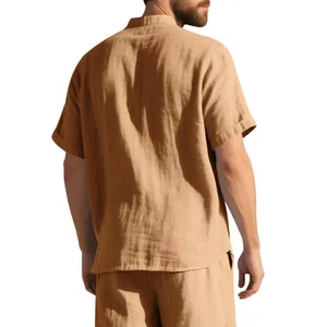 Vista trasera de una camisa de lino de manga corta para hombre en beige texturizado