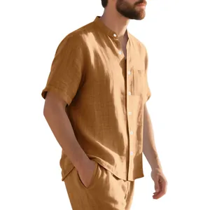 Detalle de camisa de lino para hombre de manga corta camel con cuello mao y bolsillo.