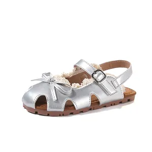 Mädchen silberne geschlossene Sandalen mit Schleife und Spitze, weiche Gummisohle.