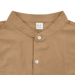 Primer plano detallado del cuello de una camisa de lino caqui con botón y textura