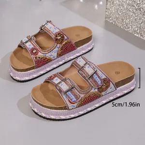 Bohemian plateau-slippers met kralenborduursel, strass gespen en een kurken zool