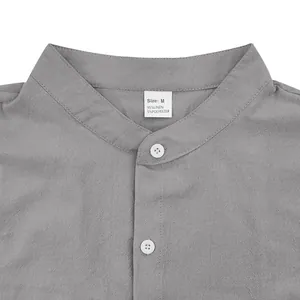 Detalle del cuello de una camisa gris de lino para hombre con botones