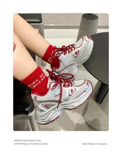 Άνετα ασημί και κόκκινα παιδικά chunky sneakers με διαπνέον πλέγμα λεπτομέρεια