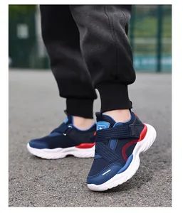 Vista detallada de zapatillas de malla transpirable para niños en azul y rojo puestas