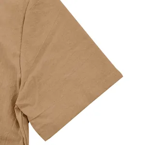 Primer plano detallado de la textura del lino y la costura de la manga de una camisa.