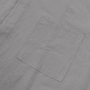 Detalle de cerca del bolsillo de lino gris en una camisa casual de verano para hombre