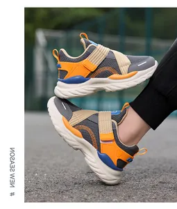 Vista lateral detallada de zapatillas de malla transpirable para niños en naranja