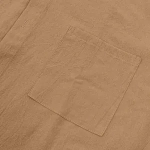 Detalle macro del bolsillo de una camisa de lino para hombre con tejido texturizado