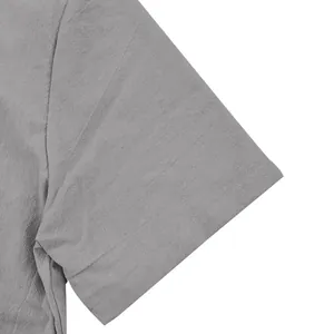 Primer plano de camisa de lino gris de manga corta que muestra textura y costuras