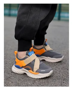 Primer plano de zapatillas de malla transpirable para niños con detalles en naranja y azul