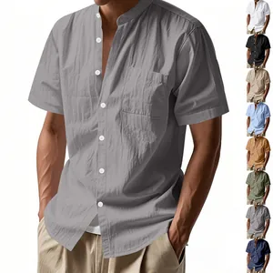 Modelo con camisa de lino gris con barra lateral que muestra ocho colores disponibles