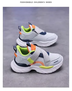 Vista detallada de zapatillas de malla para niños con toques en verde neón y naranja