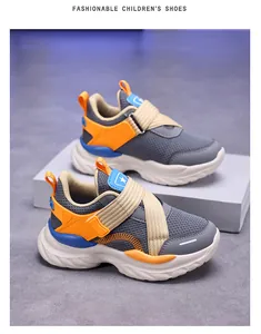 Detalle de zapatillas de malla transpirable para niños en diseño naranja y gris