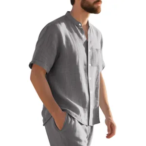 Vista lateral de una camisa informal de lino gris para hombre con cuello mao y bolsillo