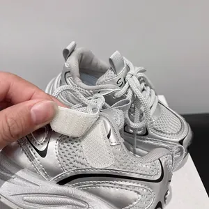 Zapatillas deportivas plateadas para niños con malla transpirable y cierre de velcro