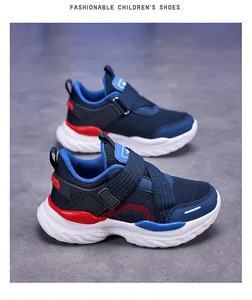 Vista lateral de zapatillas de malla transpirable azul marino para niños
