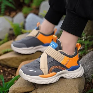 Zapatillas de malla transpirable para niños con suelas suaves y acentos de color naranja
