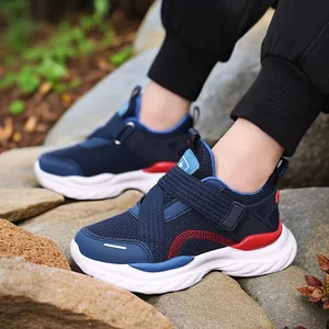 Zapatillas de malla transpirable para niños con suela blanca suave para el verano