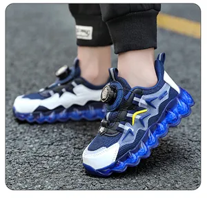 Gros plan détaillé de chaussures de sport respirantes pour enfants avec boucle rotative