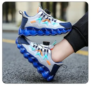 Détail de baskets en maille pour enfants avec fermeture à bouton rotatif et semelle bleue