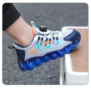 Vue détaillée du basket en maille pour enfants avec boucle rotative et semelle bleue