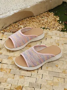 Gros plan de sandales plates en maille respirante multicolore pour femmes, style décontracté