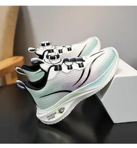 Detailansicht der atmungsaktiven Jungenschuhe mit Farbverlauf und praktischem Drehverschluss
