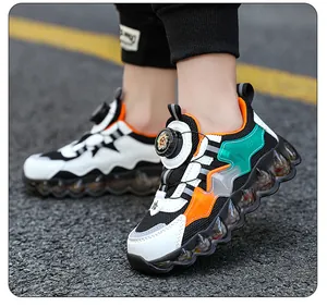 Vue détaillée des chaussures de sport en maille respirante pour enfants à boucle