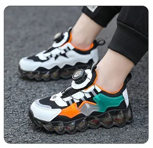 Vue détaillée des baskets respirantes pour garçons avec fermeture à boucle rotative.