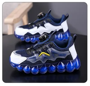 Vue latérale de baskets bleues respirantes pour enfants avec boucle rotative et semelle bulle