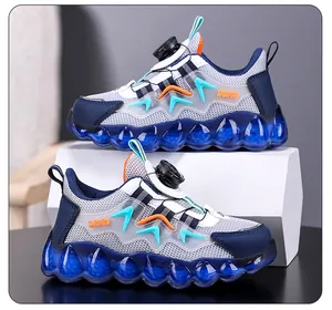 Détail de chaussures de sport enfant respirantes avec boucle rotative et semelle bleue