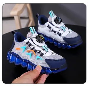 Détail des chaussures de basket en maille respirante pour enfants avec système de boucle rotative