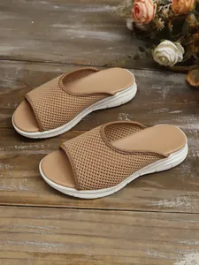 Pantoufles plates en maille marron pour femmes avec bout ouvert respirant