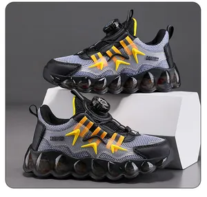 Détail de chaussures de basket respirantes pour enfants avec boucle rotative pratique