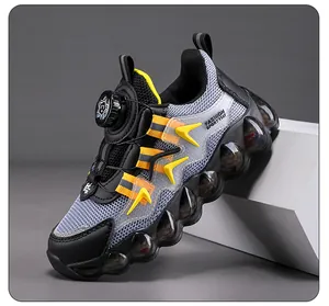 Détail de baskets en mesh pour enfants avec boucle rotative et semelle à bulles