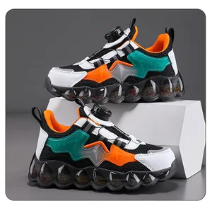 Détail de baskets en mesh pour enfants avec boucle rotative et semelle à bulles