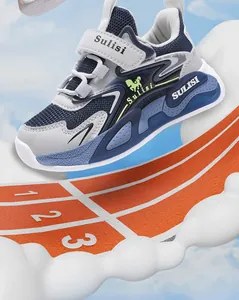 Zapatilla deportiva de malla para niños con logo Sulisi sobre fondo de pista de carreras