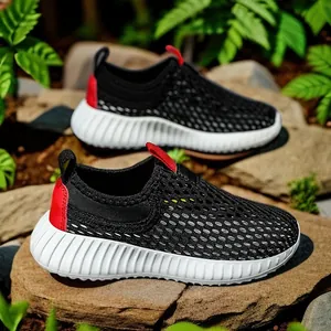 Zapatillas de malla negra para niños, transpirables, con suelas blancas gruesas