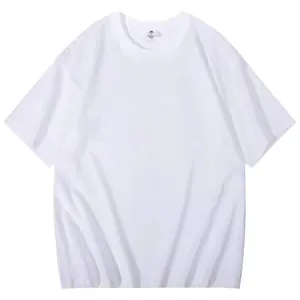 Detailweergave van een effen wit T-shirt met korte mouwen van 100% katoen voor heren.