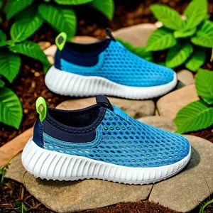Zapatillas de malla transpirable para niños, calzado de verano con suela blanca.