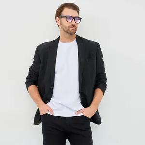 Detailopname van een wit heren T-shirt met korte mouwen van ademend puur katoen